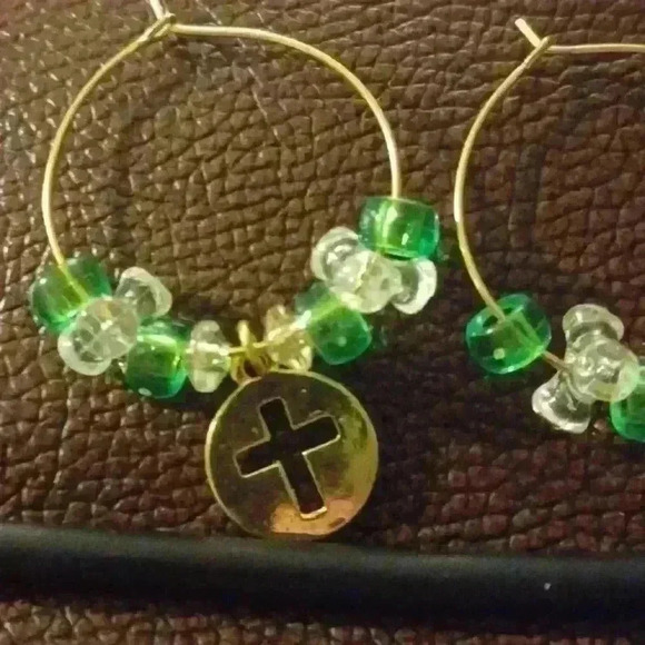 ❤️ Handmade Hoop Green/Clear CROSS Dangles Beaded Earrings - Picture 4 of 6